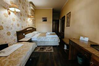 Гостиница Империал Геленджик Улучшенный трехместный номер с балконом-3